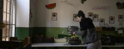 Una mujer pesa la fruta en el local de un grupo agroecológico en Tetuán (Madrid). Álvaro Minguito Una mujer pesa la fruta en el local de un grupo agroecológico en Tetuán (Madrid). Álvaro Minguito