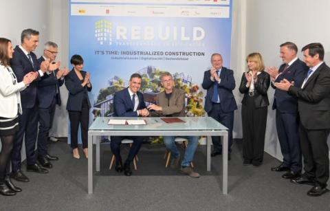 Foto presidente del Gobierno, Pedro Sánchez y Carlo Ratti, comisario de la 19ª Exposición Internacional de Arquitectura de La Biennale di Venezia