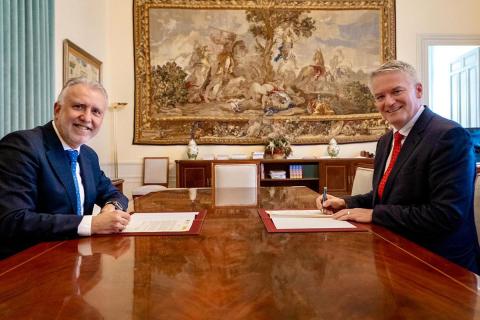 El ministro de Política Territorial y Memoria Democrática, Ángel Víctor Torres, y el secretario general de la Organización para la Cooperación y el Desarrollo Económicos (OCDE), Mathias Cormann.