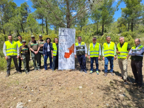 El consejero de Medio Ambiente, Universidades, Investigación y Mar Menor, Juan María Vázquez, junto con el alcalde de Moratalla, Juan Soria, durante la visita a las actuaciones enmarcadas en el proyecto europeo Social Forest que se realizan en el Paraje La Melera.