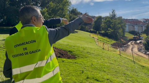 Hugo Morán durante su visita, este jueves, a los proyectos del MITECO en la ría de O Burgo.