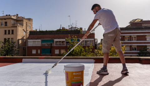 El Ayuntamiento de Barcelona inicia una prueba piloto de cubiertas reflectantes contra el calor