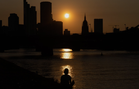 Una persona ve el atardecer durante una ola de calor en Fráncfort (Alemania). 